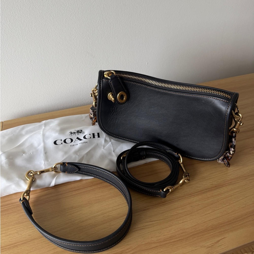 COACH Swinger Bag in Black